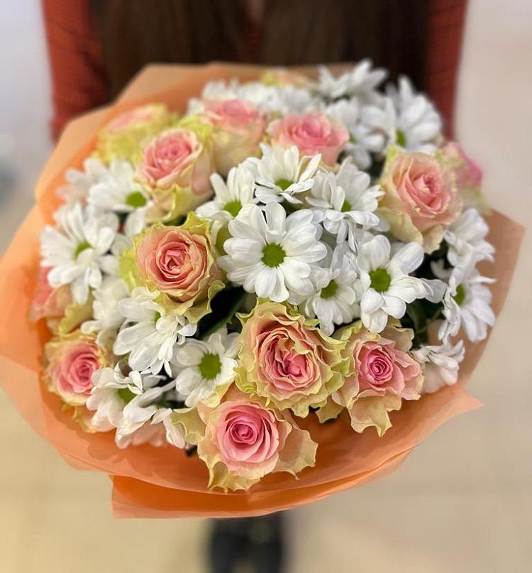 Букет цветов из: Розы и Хризантемы в Восходе