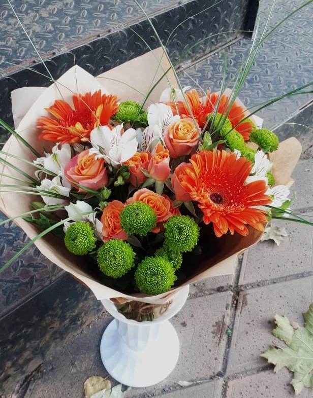 Букет цветов из: Герберы, Хризантемы, Альстромерии и Розы в Восходе