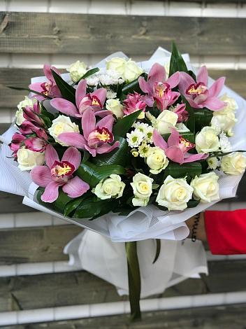 Букет цветов из: Розы и Хризантемы в Восходе