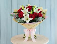 Букет цветов из:  Лилии и Розы в Восходе