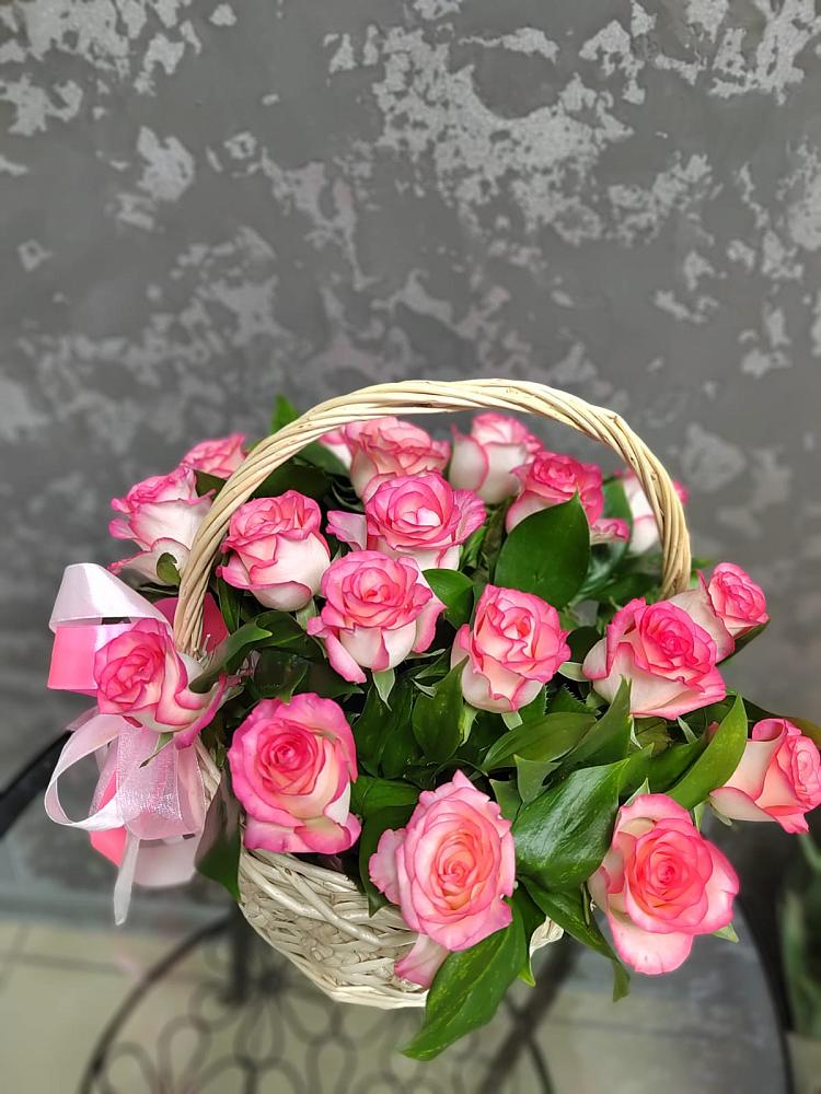 Цветочная композиция из Розы в корзине в Восходе