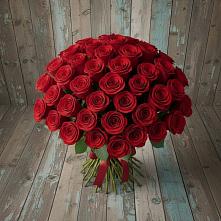 Букет 55 Красных роз Фридом #REPLACE_PRED# Восходе