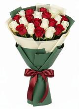 Букет Микс из красных и белых роз в Восходе