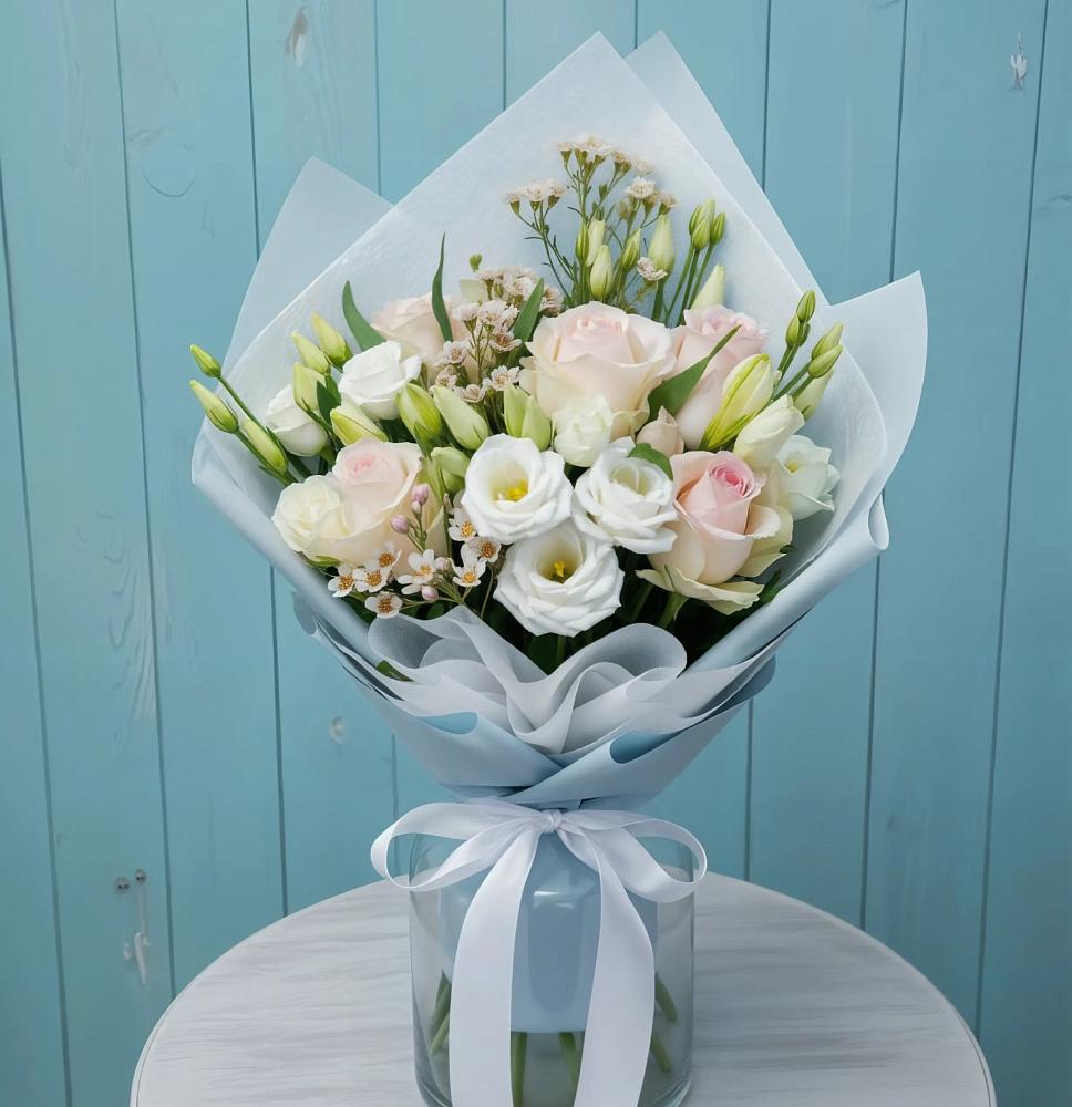 Букет цветов из: Розы и Лизиантусы в Восходе