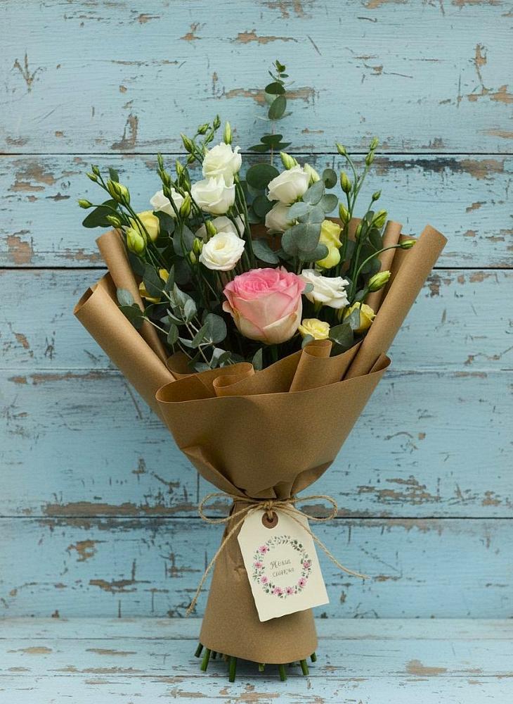 Букет цветов из: Розы и Лизиантусы в Восходе