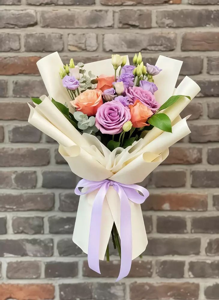 Букет цветов из: Лизиантусы и Розы в Восходе