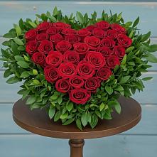 Цветочная композиция из Розы в виде сердца в Восходе