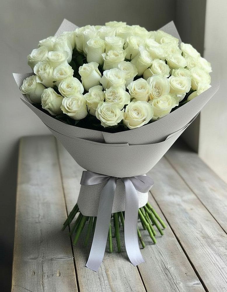 Букет 35 Белых роз в Восходе