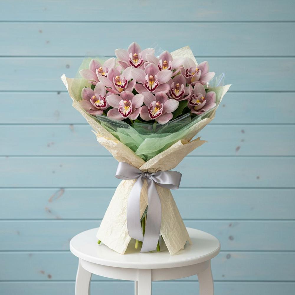 Букет цветов из: Орхидеи и Розы в Восходе