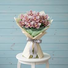 Букет цветов из:  Орхидеи и Розы в Восходе