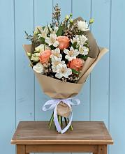 Букет цветов из:  Альстромерии, Лизиантусы, Розы и Хризантемы #REPLACE_PRED# Восходе