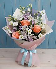 Букет цветов из:  Лизиантусы, Розы, Альстромерии и Гипсофила в Восходе