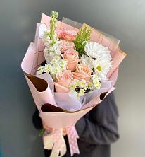 Букет цветов из:  Хризантемы и Розы в Восходе