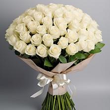 Букет 101 беля роза Белоснежка в Восходе