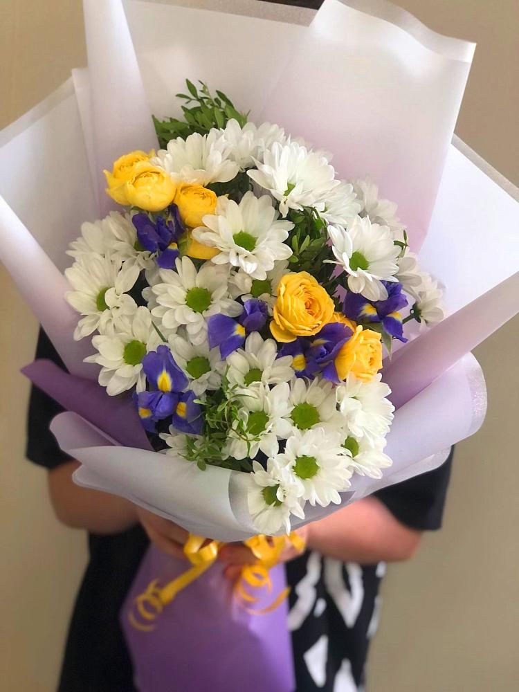 Букет цветов из: Ирисы, Хризантемы и Розы в Восходе