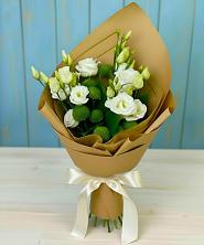 Букет цветов из:  Хризантемы и Лизиантусы в Восходе