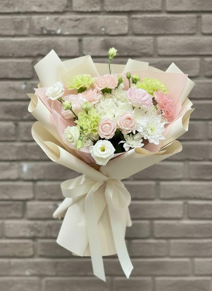 Букет цветов из: Гвоздики, Розы, Лизиантусы и Хризантемы в Восходе