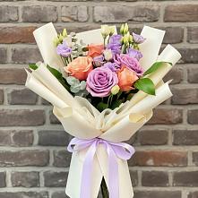 Букет цветов из:  Лизиантусы и Розы в Восходе