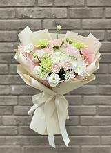 Букет цветов из:  Гвоздики, Розы, Лизиантусы и Хризантемы #REPLACE_PRED# Восходе