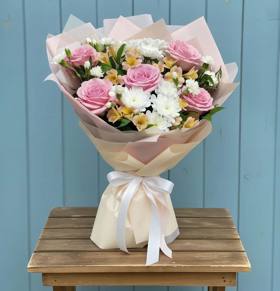 Букет цветов из: Гвоздики, Орхидеи и Розы в Восходе