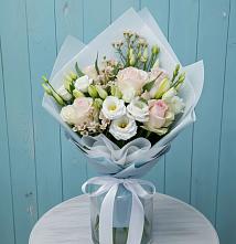 Букет цветов из:  Розы и Лизиантусы в Восходе