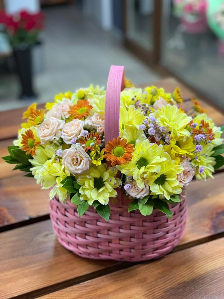 Цветочная композиция из Хризантемы и Розы в корзине в Восходе