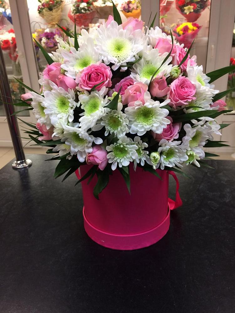 Цветочная композиция из Розы и Хризантемы в шляпной коробке в Восходе