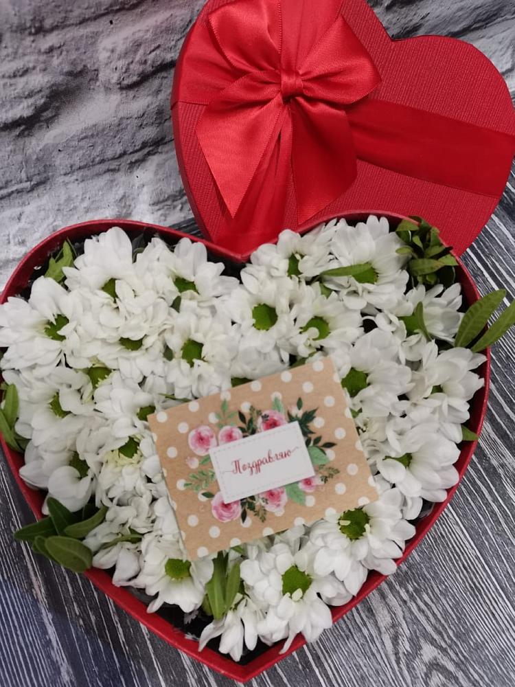 Цветочная композиция из Хризантемы в виде сердца в Восходе