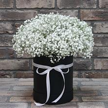 Цветочная композиция из Гипсофила в шляпной коробке в Восходе