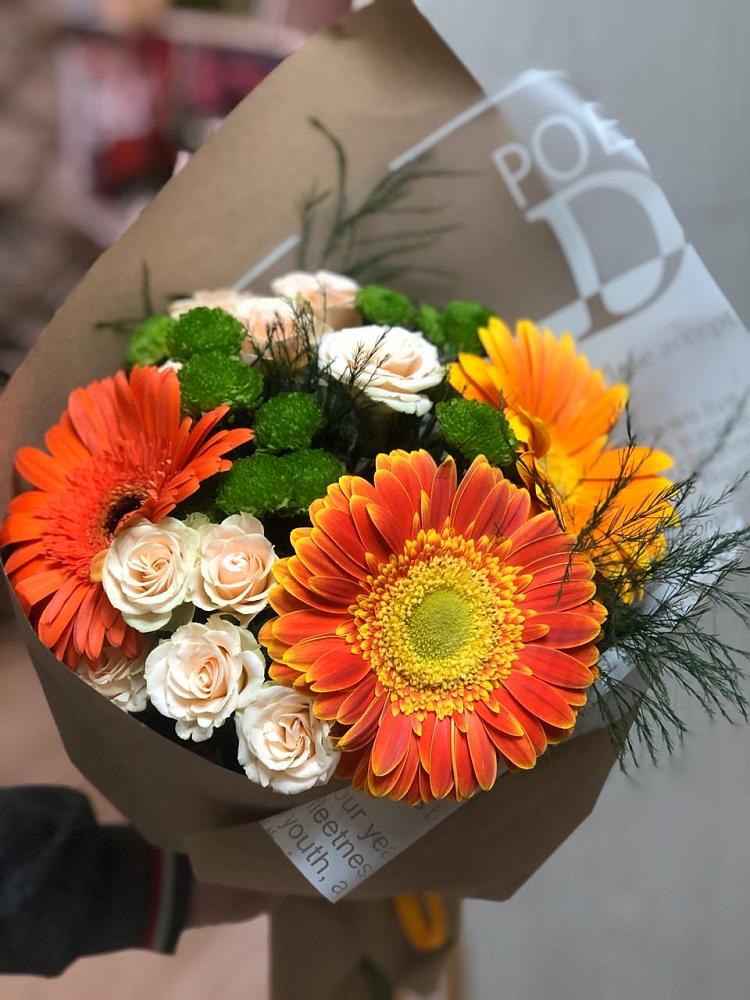 Букет цветов из: Герберы, Хризантемы и Розы в Восходе