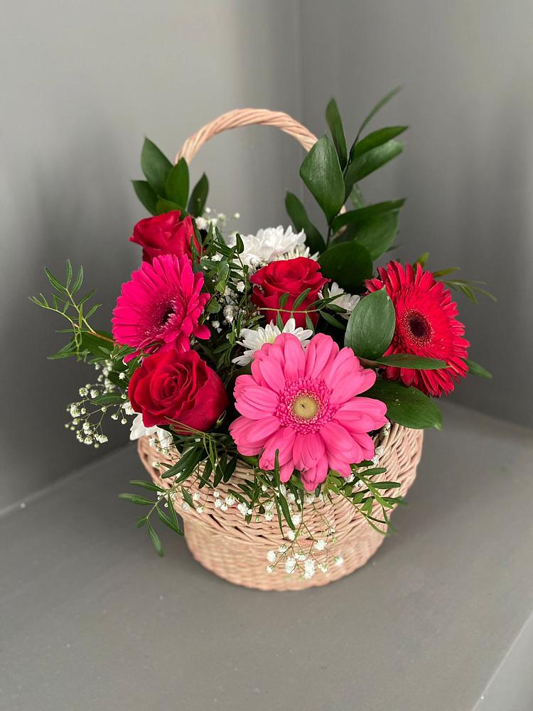 Цветочная композиция из Розы, Хризантемы и Герберы в корзине в Восходе