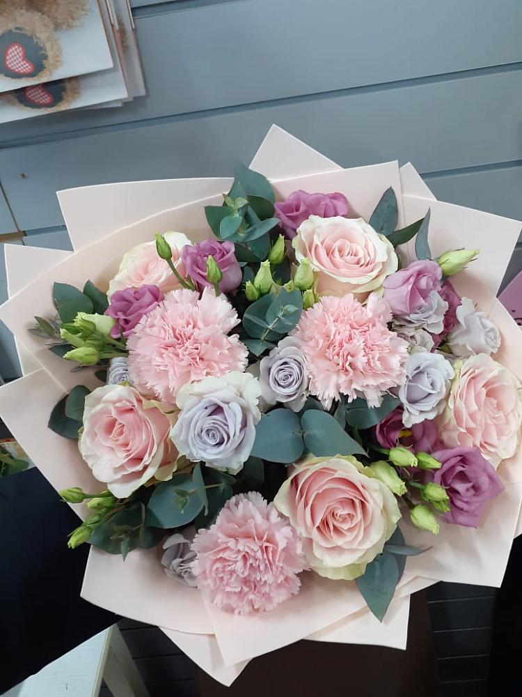 Букет цветов из: Розы, Гвоздики и Лизиантусы в Восходе