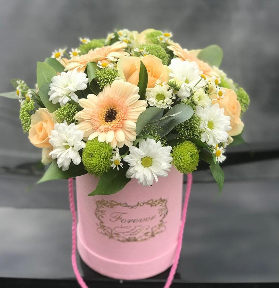 Цветочная композиция из Розы, Герберы и Хризантемы в шляпной коробке в Восходе