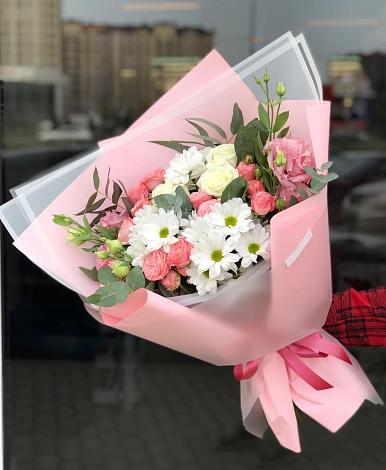 Букет цветов из: Розы, Лизиантусы и Хризантемы в Восходе