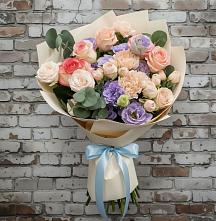 Букет цветов из:  Розы, Лизиантусы и Гвоздики в Восходе