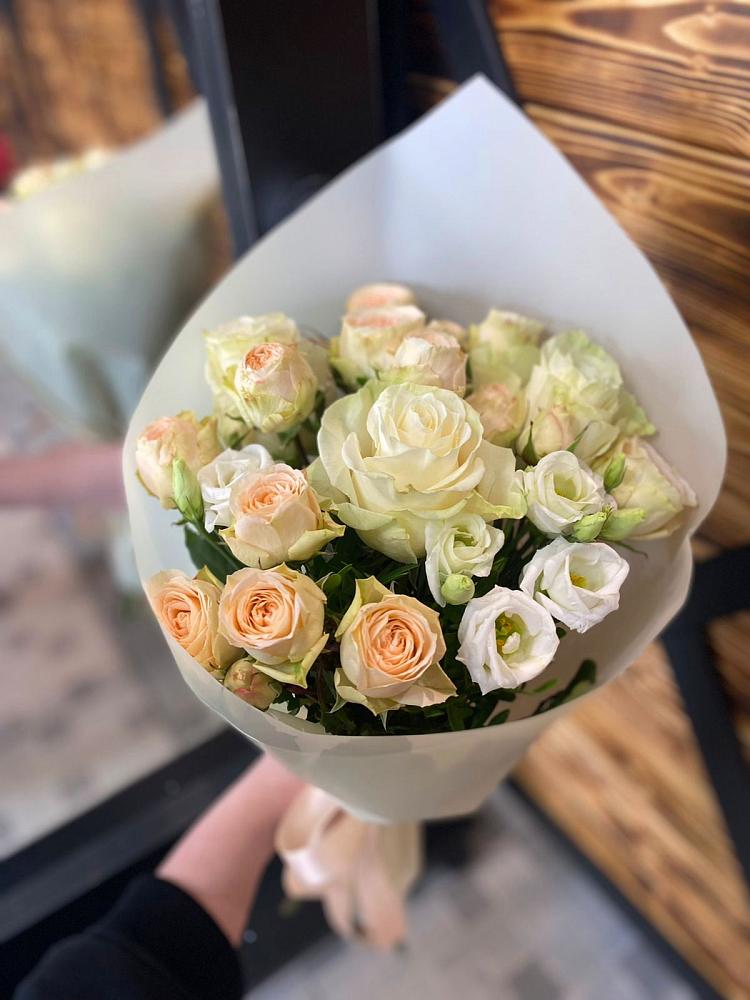 Букет цветов из: Розы и Лизиантусы в Восходе