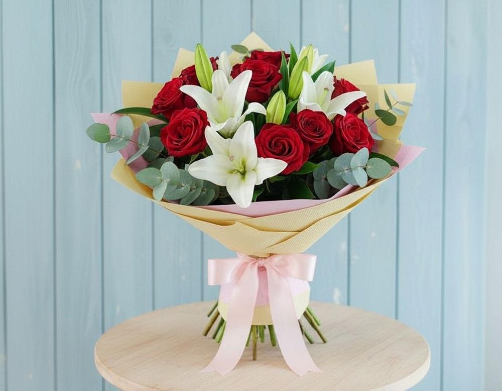 Букет цветов из: Лилии и Розы в Восходе